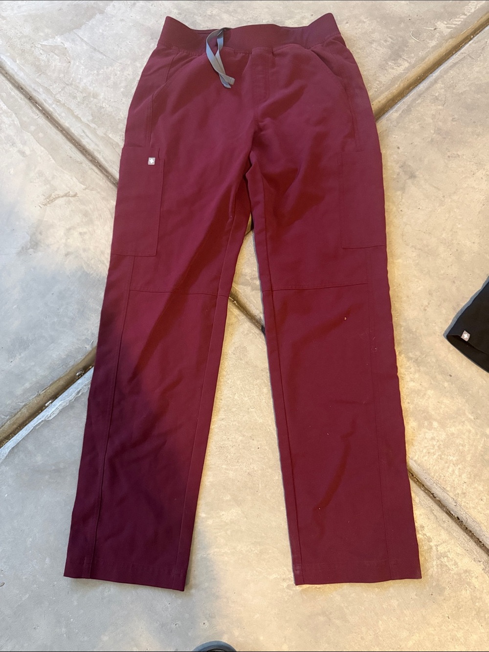 Figs Men's Burgundy Cargo Scrub Pants Size Small Straight Leg